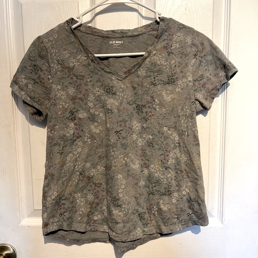 Old navy v-neck tshirt